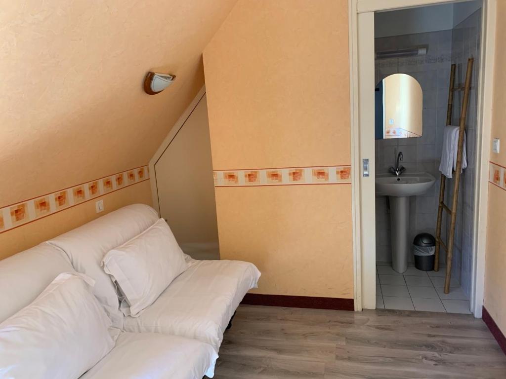 Le Grillon Hotell Pontorson Eksteriør bilde